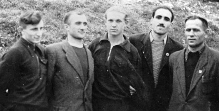 Слева направо: Э. АЛИХАНОВ, В. ДУДИЕВ, А. ПРЕДЫБАЙЛО, Р. РЫЖИНАШВИЛИ, В. ДУБИНИН. Владикавказ, 1954 г.