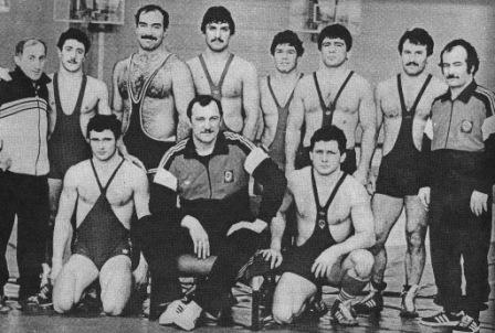Такой звездной команды, где вместе были бы три заслуженных тренера СССР (Борис Савлохов - слева, Казбек Дедегкаев - справа) и четыре заслуженных мастера спорта СССР (Сослан Андиев - в обоих качествах), не было ни у кого, кроме Осетии.