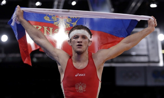 Национальный флаг России в надежных чемпионских руках.
